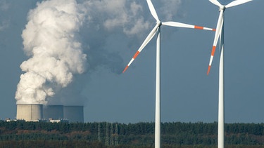 Im Vordergrund, Winräder, im Hintergrund ein Braunkohlekraftwerk | Bild: picture-alliance/dpa