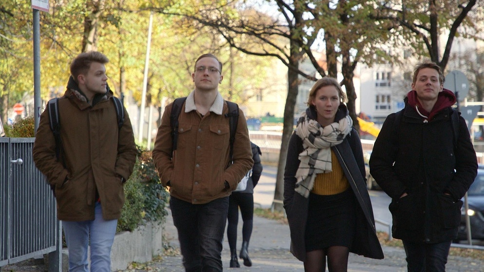 Die Studenten der evangelischen Theologie Leonie, Frank, Nicolas und Vinzenz zusammen unterwegs | Bild: BR