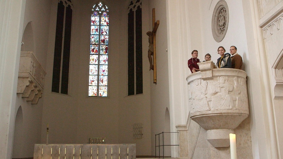 Die Studenten der evangelischen Theologie Leonie, Frank, Nicolas und Vinzenz zusammen auf der Kanzel | Bild: BR