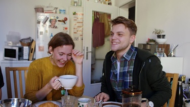 Leonie und Nicolas führen entspannte und lustige Gespräche als Studenten der evangelischen Theologie | Bild: BR
