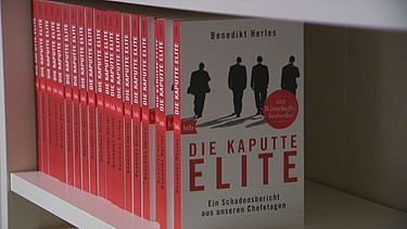 Benedikt Herles: "Kaputte Elite", Mehrere Exemplare des Buches in einem Regal, Buchtitel gut lesbar | Bild: BR