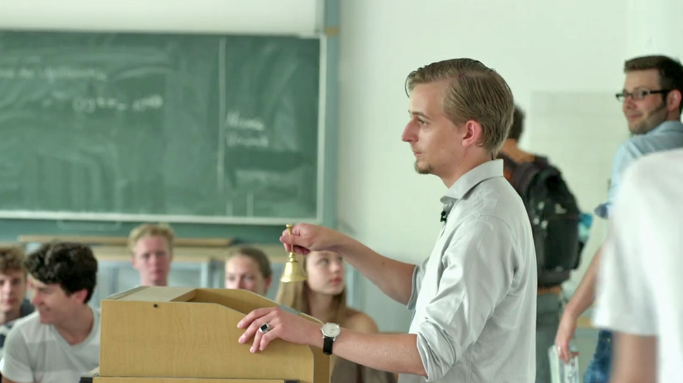 Julian, Politik-Student an derLMU München,  eröffnet die gespielte "Plenarsitzung", eine Seminarübung im Politikstudium | Bild: BR