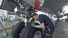 Patricio Maier in seinem Nebenjob Flugzeugmechaniker | Bild: BR