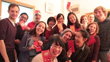 Maren hat bald neue Freunde gefunden: Wie hier bei der Nikolausfeier mit Kommilitonen in Nanjing. | Bild: BR