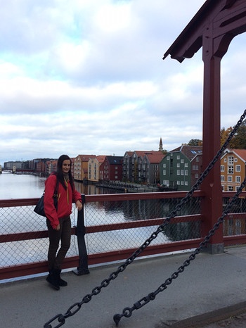 Auf der alten Stadtbrücke Gamle Bybro, eines der Wahrzeichen Trondheims. | Bild: Julia Rauscher
