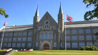 Das Hauptgebäude der Norwegischen Universität für Wissenschaft und Technik (NTNU) in Trondheim. | Bild: Julia Rauscher