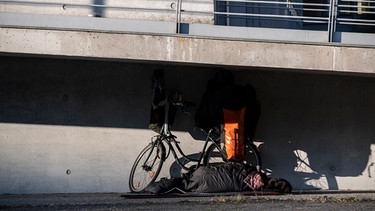 Ein Obdachloser schläft unter einer Brücke im Regierungsviertel. | Bild: picture alliance/dpa | Paul Zinken