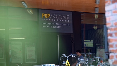 Eingang der Popakademie Baden-Württemberg  | Bild: BR