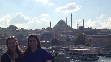 Merve vor der Süleymaniye-Moschee, einer der großen Moschen in Istanbul | Bild: Merve Navruz