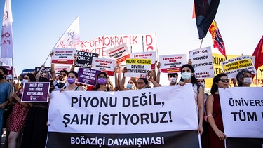 Seit Januar 2021 protestieren Studierende der Bogazici-Universität in Istanbul gegen die Einsetzung von Universitätsdirektoren per Dekret durch den türkischen Präsidenten Erdogan.  | Bild: picture alliance / ZUMAPRESS.com | Onur Dogman