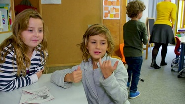 Viviane (rechts) besucht eine Gehörlosenschule. | Bild: BR