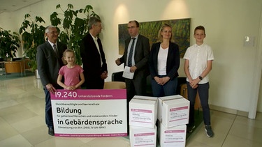Unterschriftenübergabe an Kultusminister Piazolo für mehr Gebärdensprache an den Schulen. | Bild: BR