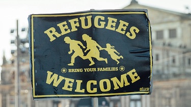 Plakat mit der Aufschrift "Refugees welcome" | Bild: picture-alliance/dpa