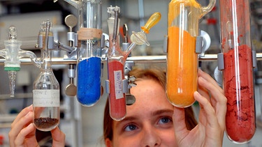 Bei der Katalyse beschäftigen sich Wissenschaftler mit dem Einsatz von Substanzen, die chemische Reaktionen beschleunigen oder erst in Gang setzen. | Bild: picture-alliance/ dpa/dpaweb | Jens Büttner