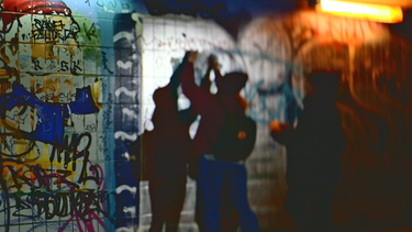 „De gFOTZErten“, eine Gruppe von Münchner Streetart-Aktivistinnen in Aktion | Bild: BR