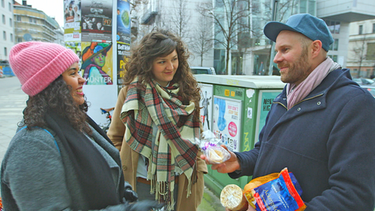Studentinnen befragen Passanten und verteilen Kekse von der Protestbewegung „De gFOTZErten“ | Bild: BR