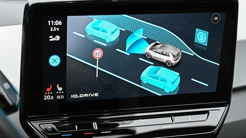 Display und Armaturenbrett des VW ID.3 mit Darstellung des IQ.Drive Assistenzsystems für zukünftig autonomes Fahren | Bild: picture alliance / FotoMedienService | Ulrich Zillmann