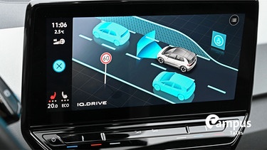 Display und Armaturenbrett des VW ID.3 mit Darstellung des IQ.Drive Assistenzsystems für zukünftig autonomes Fahren | Bild: picture alliance / FotoMedienService | Ulrich Zillmann
