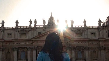Studentin vor dem Petersdom in Rom | Bild: BR