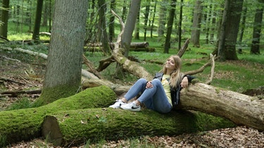 Sabine Pusch im Wald | Bild: BR