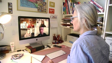 Annette Büsch gibt ihrer 11. Klasse der FOS der Erzbischöflichen St.-Irmengard-Realschule wegen Corona Unterricht via Skype.  | Bild: BR