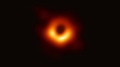 Weltraum: Dieses Bild ist der erste direkte visuelle Nachweis eines Schwarzen Lochs (undatiertes Handout, das am 10.04.2019 freigegeben wurde). Das Schwarze Loch befindet sich im Zentrum der riesigen Galaxie Messier 87. Um das Bild zu erstellen, haben Forscher des internationalen Projekts Event Horizon Telescope (EHT) acht Radioteleskope auf vier Kontinenten miteinander kombiniert. Dadurch entstand ein virtuelles Superteleskop, dessen Durchmesser so groß ist wie die Erde. Weit entfernt und sehr dunkel: ein Schwarzes Loch im Weltraum. Foto: Event Horizon Telescope (EHT) / dpa
| Bild: picture alliance/dpa | Event Horizon Telescope (EHT)