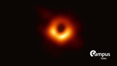 Weltraum: Dieses Bild ist der erste direkte visuelle Nachweis eines Schwarzen Lochs (undatiertes Handout, das am 10.04.2019 freigegeben wurde). Das Schwarze Loch befindet sich im Zentrum der riesigen Galaxie Messier 87. Um das Bild zu erstellen, haben Forscher des internationalen Projekts Event Horizon Telescope (EHT) acht Radioteleskope auf vier Kontinenten miteinander kombiniert. Dadurch entstand ein virtuelles Superteleskop, dessen Durchmesser so groß ist wie die Erde. Weit entfernt und sehr dunkel: ein Schwarzes Loch im Weltraum. Foto: Event Horizon Telescope (EHT) / dpa
| Bild: picture alliance/dpa | -