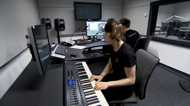 Im Tonstudio werden Film- und TV-Musiken für Spaetschicht.tv komponiert. | Bild: BR/Anne-Lena Schug