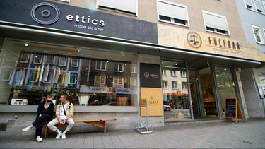 Die Läden Ettics & Füllbar Wand an Wand verbunden | Bild: BR