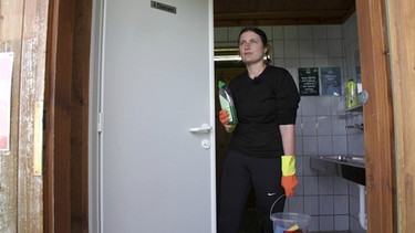 Jana muss auch Toiletten putzen, ein nichts so geliebter Job | Bild: BR