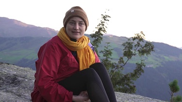 Psychologiestudentin Jana an der Gamshütte mit Blick in die Berge | Bild: BR