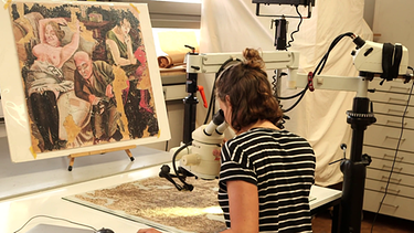 Studiengang Kunsttechnlogie an der TU München: Franziska Schittler arbeitet schon seit mehreren Semestern mit dwem Mikroskop an der Restaurierung des Gemäldes. | Bild: BR