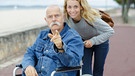 Symbolbild: junge Frau mit älterem Herren im Rollstuhl | Bild: colourbox.com
