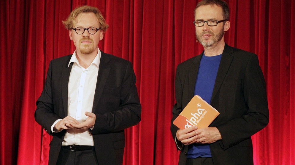Von links: Jean-Luc Lehners (Physiker, Max-Planck-Institut für Gravitationsphysik in Potsdam) und Moderator Stephan Karkowsky. | Bild: BR/Henrik Jordan