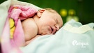 Neu geborenes Baby auf Mama liegend (Symbolbild) | Bild: colourbox.com