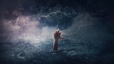 Arm ragt aus Sintflut heraus als Symbolbild zur Angst um das Leben | Bild: picture alliance / PantherMedia