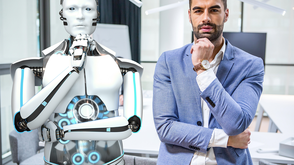 Roboter macht mit Mensch Brainstoarming Symbolbild für "Programmieren für alle"  | Bild: picture alliance / Zoonar | Alexander Limbach