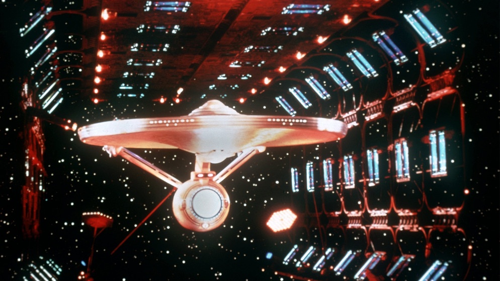 Flaggschiff der Serie, die USS Enterprise, aus der Anfang der 60er Jahre gestarteten US-Fernsehserie "Star Trek", die in Deutschland unter dem Titel "Raumschiff Enterprise" läuft, als Beispiel was uns Sience Fiction über die Politik erklärt. | Bild: picture-alliance / dpa | dpa