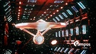 Flaggschiff der Serie, die USS Enterprise, aus der Anfang der 60er Jahre gestarteten US-Fernsehserie "Star Trek", die in Deutschland unter dem Titel "Raumschiff Enterprise" läuft, als Beispiel was uns Sience Fiction über die Politik erklärt mit Campus Talks Logo | Bild: picture-alliance/dpa | dpa