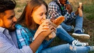 Gruppe von jungen Leuten essen Fastfood mit Campus Talks Logo | Bild: picture alliance / Zoonar | OKSANA SHUFRYCH