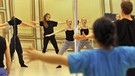 Jugendliche beim Tanzen lernen | Bild: picture-alliance/dpa