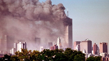 SEPTEMBER 11th 2020: The Nineteen Year Anniversary of the 9/11/01 terrorist attacks against The United States of America. In New York City, hijackers deliberately crashed two planes into each of The Twin Towers at The World Trade Center in Lower Manhattan resulting in the complete collapse of both buildings and the death of nearly 3000 people - forever changing the skyline of the city and the lives of New Yorkers and Americans. - File Photo by: zz/Henry Lamb/STAR MAX/IPx 2001 9/11/01 The Twin Towers at The World Trade Center collapse to the ground after hijackers crashed planes into both buildings. (NYC) | Bild: picture alliance / zz/Henry Lamb/STAR MAX/IPx | zz/Henry Lamb/STAR MAX/IPx