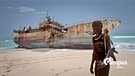 Masked Somali pirate stands near a Taiwanese fishing vessel
| Bild: picture alliance / ASSOCIATED PRESS | Farah Abdi Warsameh