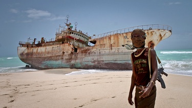 Masked Somali pirate stands near a Taiwanese fishing vessel
| Bild: picture alliance / ASSOCIATED PRESS | Farah Abdi Warsameh