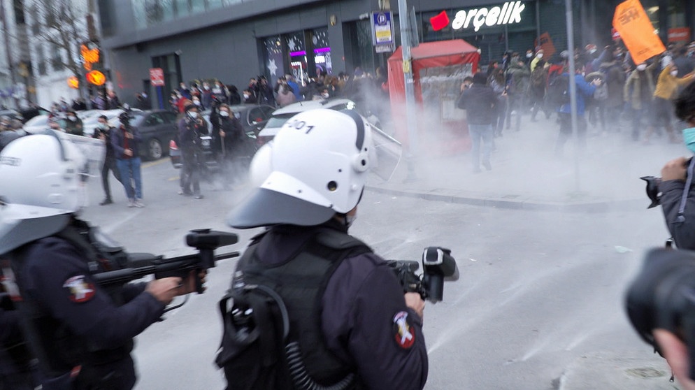 In Istanbul protestieren Studierende gegen die Einsetzung eines regierungsnahen Rektors durch den Staatspräsidenten. Der Staat geht hart gegen die protestierenden studierenden Demonstranten vor und unterstellt ihnen Terrorismus. | Bild: BR