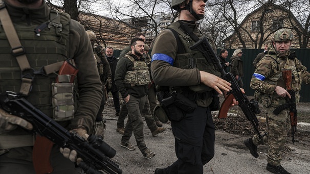 BUCHA, KYIV PROVINCE, UKRAINE, APRIL 04: Ukrainian President Volodymyr Zelenskyy accompanied by Ukrainian soldiers visits the town of Bucha, after it was liberated from Russian Army, in Bucha, Ukraine on April 04, 2022.  | Bild: picture alliance / AA | Metin Akta