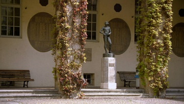 Innenhof Uni mit Denkmal | Bild: BR