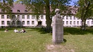 Uni außen mit Gutenberg Denkmal | Bild: BR