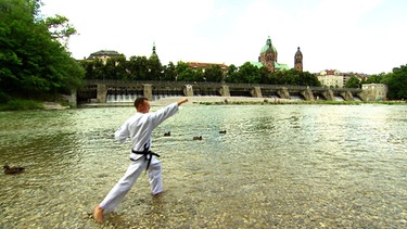 Loic macht Taekwondo in der Isar | Bild: BR