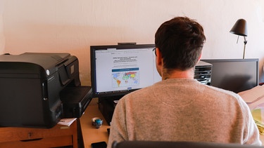 Studentin am PC, vertieft digital arbeitend  | Bild: Universität Regensburg, Fotografin: Margit Scheid